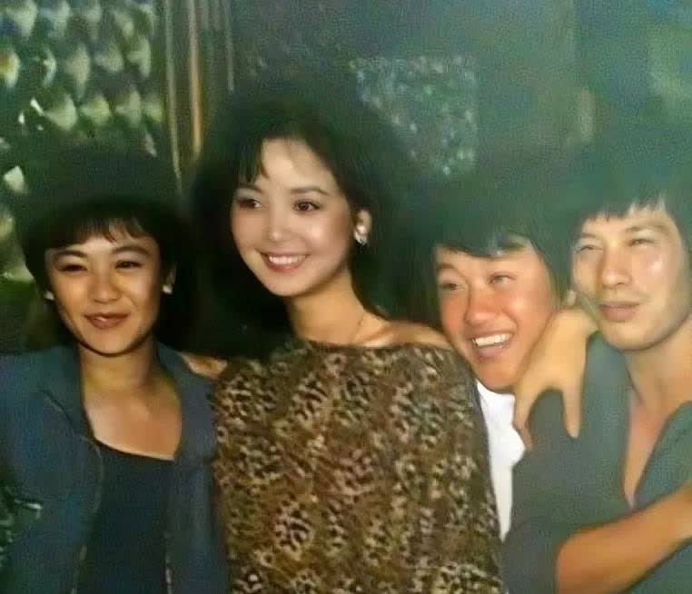 1983年，邓丽君30岁生日宴会上，留下了她与张艾嘉、曾志伟、刘家荣的合影。照片