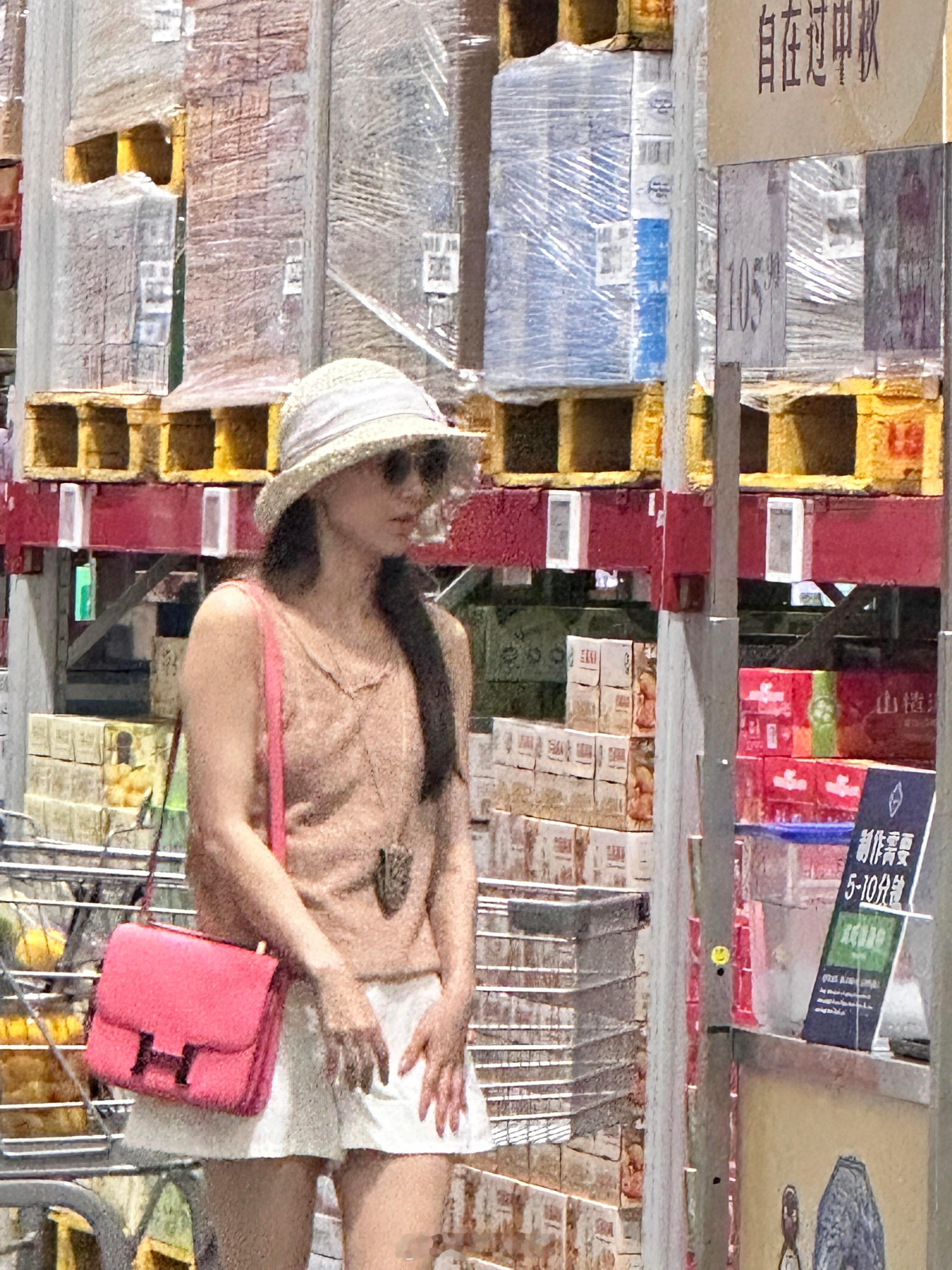 青浦山姆看到黄圣依了看到本人没认出是明星，完全是听声音认出来的，本人又美又香