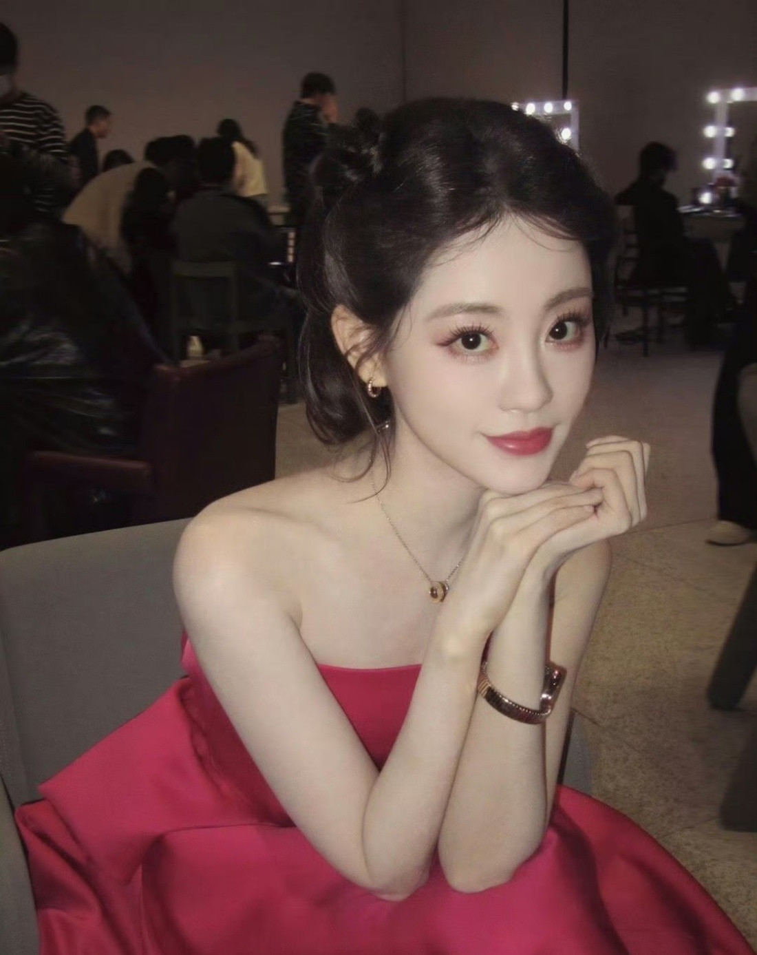 祝绪丹昨天两套造型最后还是要感叹一下祝绪丹这两套造型的完成度真的很高！不仅是服