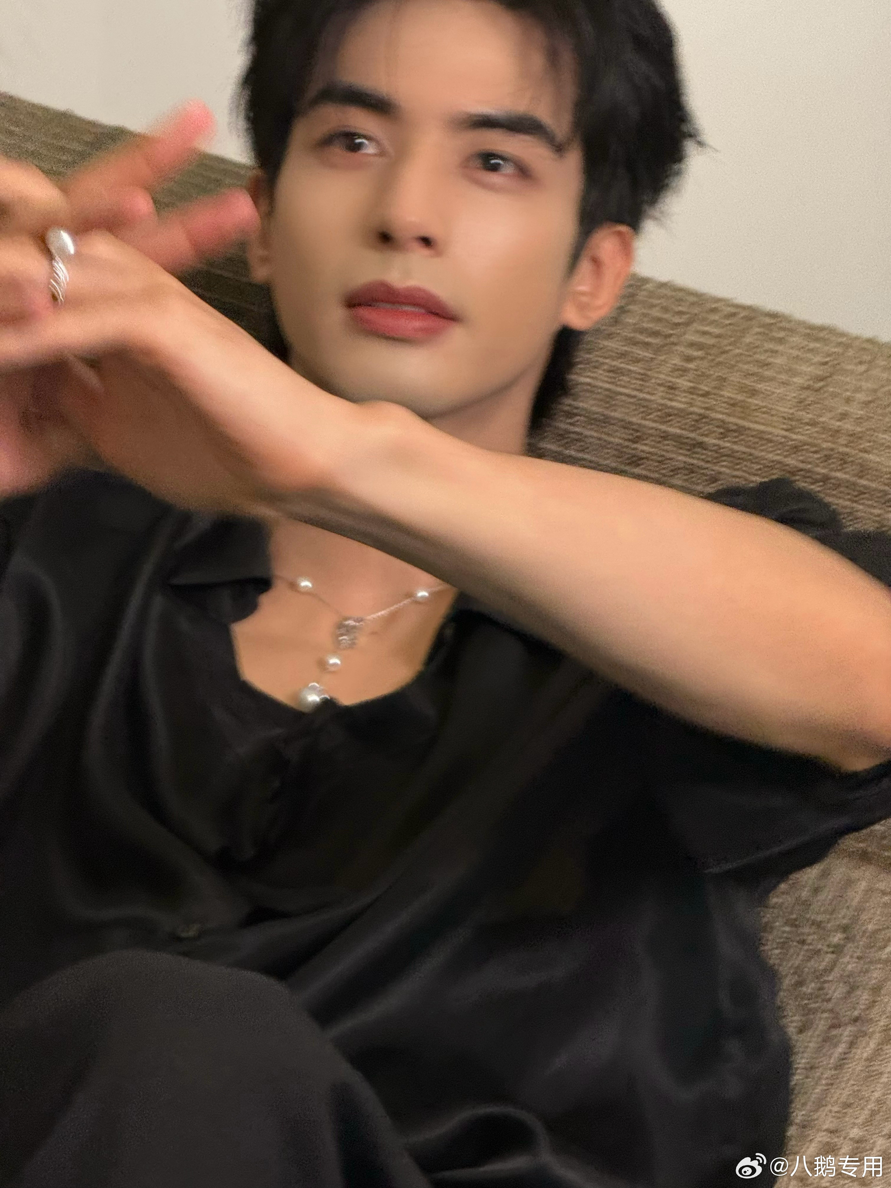 宋威龙手臂上的青筋抬手瞬间露出的手臂青筋成为画面亮点，身形比例优越搭配清晰轮廓