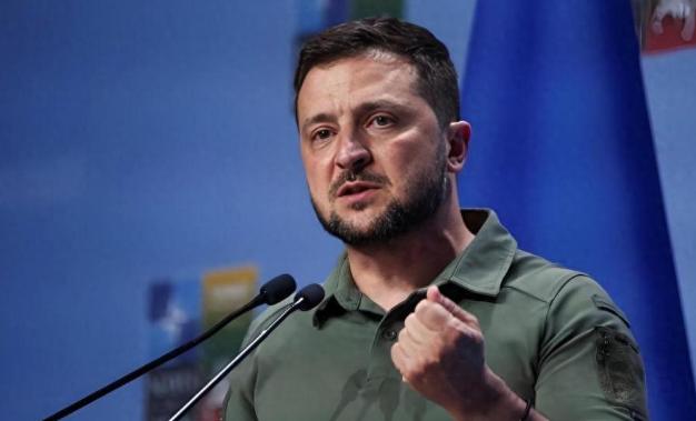 欧盟会议上，泽连斯基正慷慨激昂地演讲：“只要有欧盟的支持，我们必定能战胜