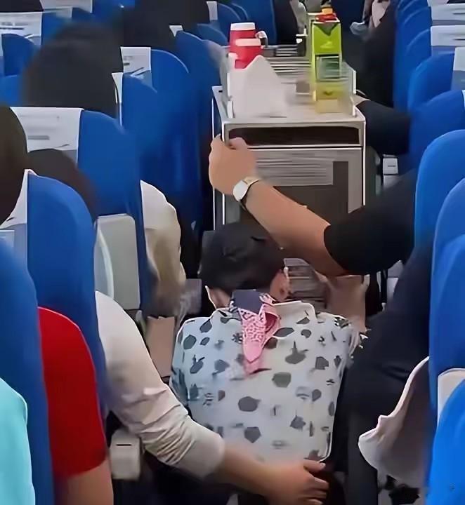 空姐“下跪式”服务的正确理解。有没有发现，现在我们坐飞机有诉求呼唤空姐时，空姐第