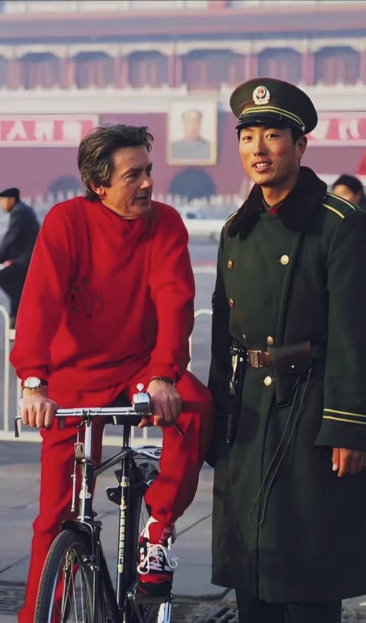 那年，法国著名影星阿兰德龙来到北京，清晨，骑着一辆自行车在天安门广场同值勤的武警