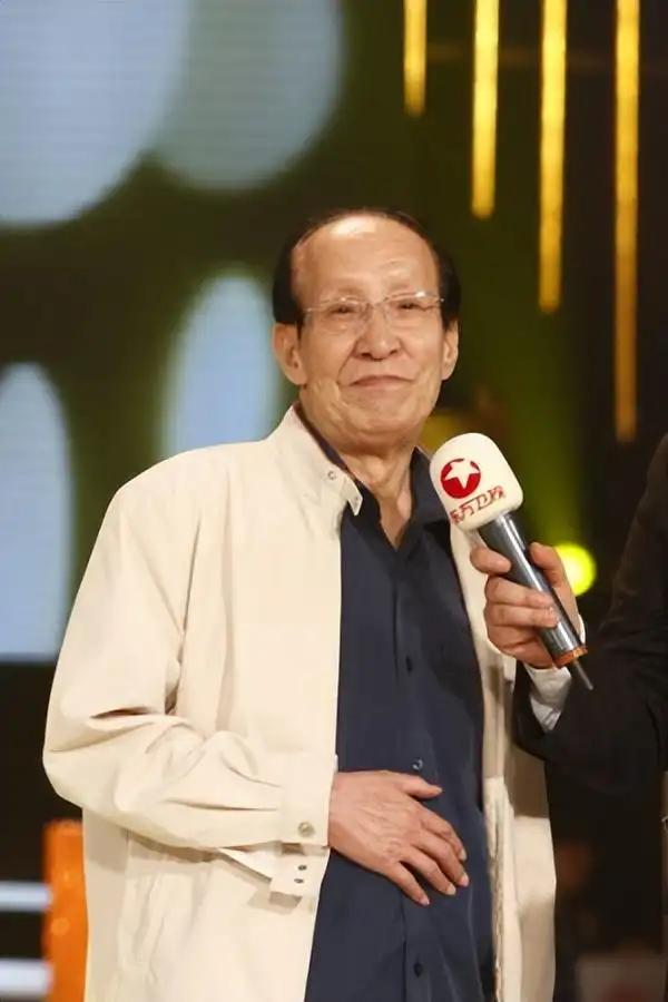 相声圈这场酒席大戏当年轰动整个曲艺行，二十五桌大腕齐聚拜师宴，师父当场给晚进门的