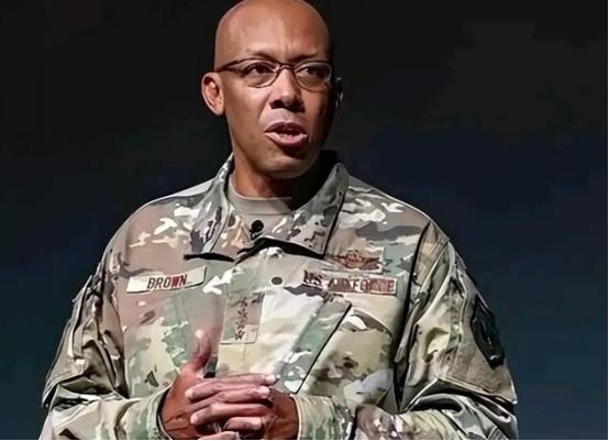 美国人现在终于知道害怕了，其空军参谋长四星级上将布郎说：中国的六代机虽然可怕，但