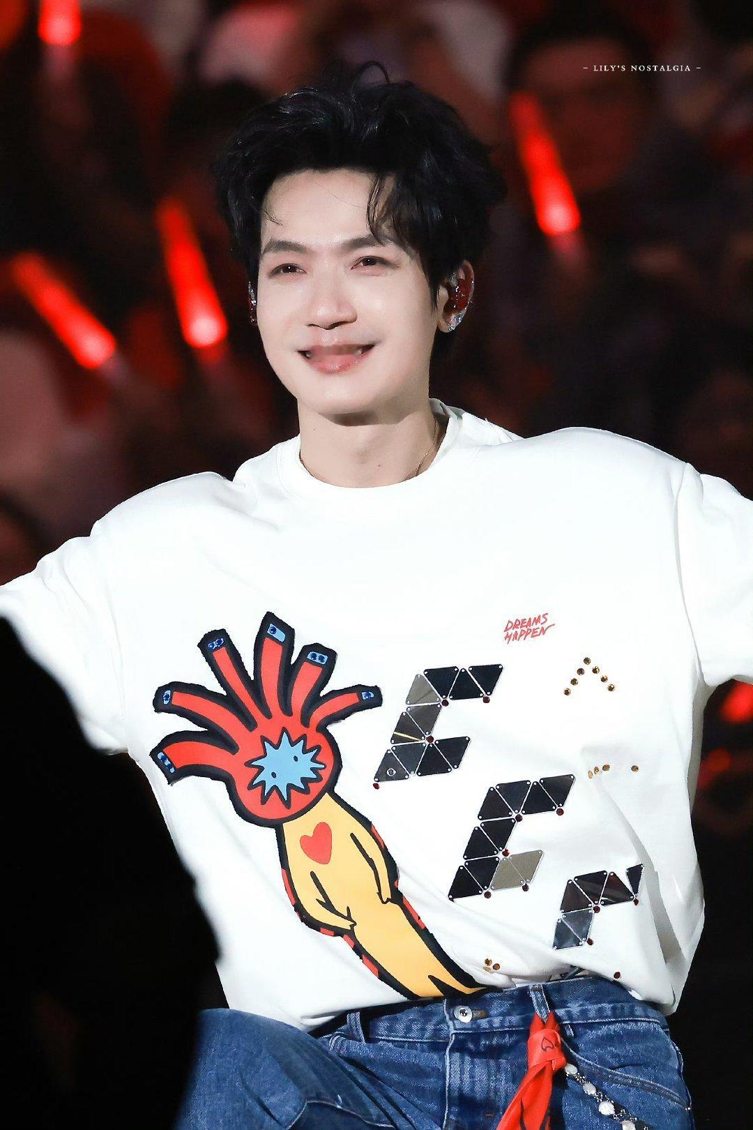 陈楚生演唱会全程高能无尿点！陈楚生用超用心的实景舞美与电影感表达，认真对待每一