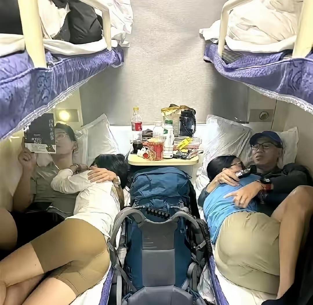我是真搞不懂，现在有些年轻人，尤其那些小姑娘，脑子里到底在想什么。公共场合不是自
