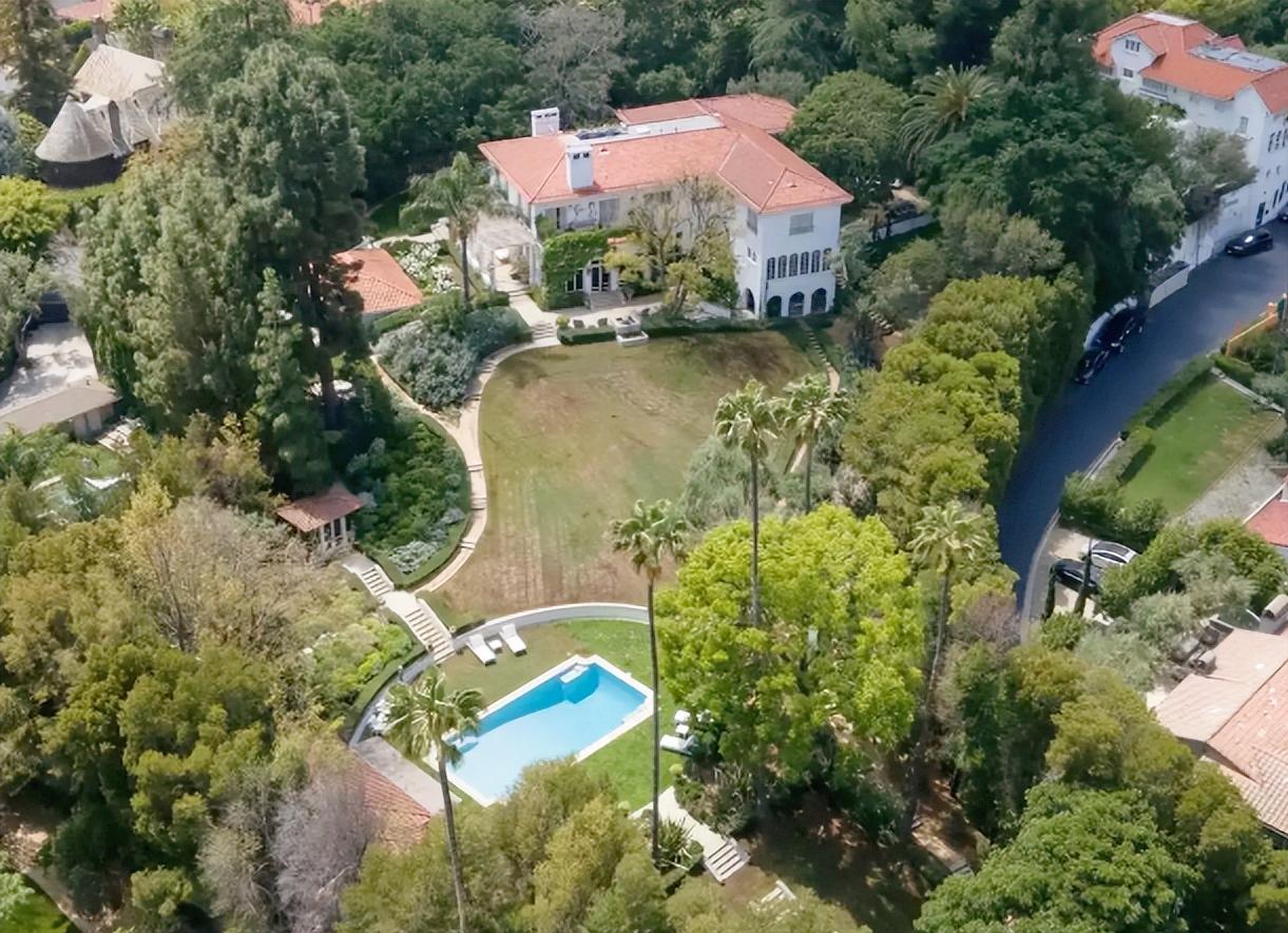 最近好莱坞出了个大瓜，女明星安吉丽娜·朱莉把在洛杉矶的大豪宅挂出去卖2450万，