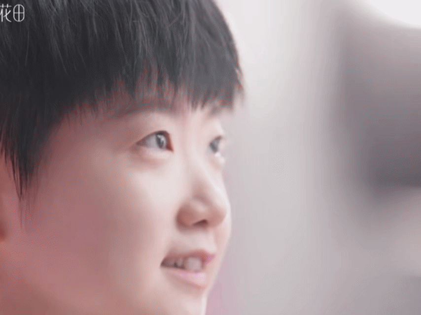 天呢，已被萌晕，怎么可以这么可爱呢，孙颖莎看起来就是一名中学生的样子。半亩的