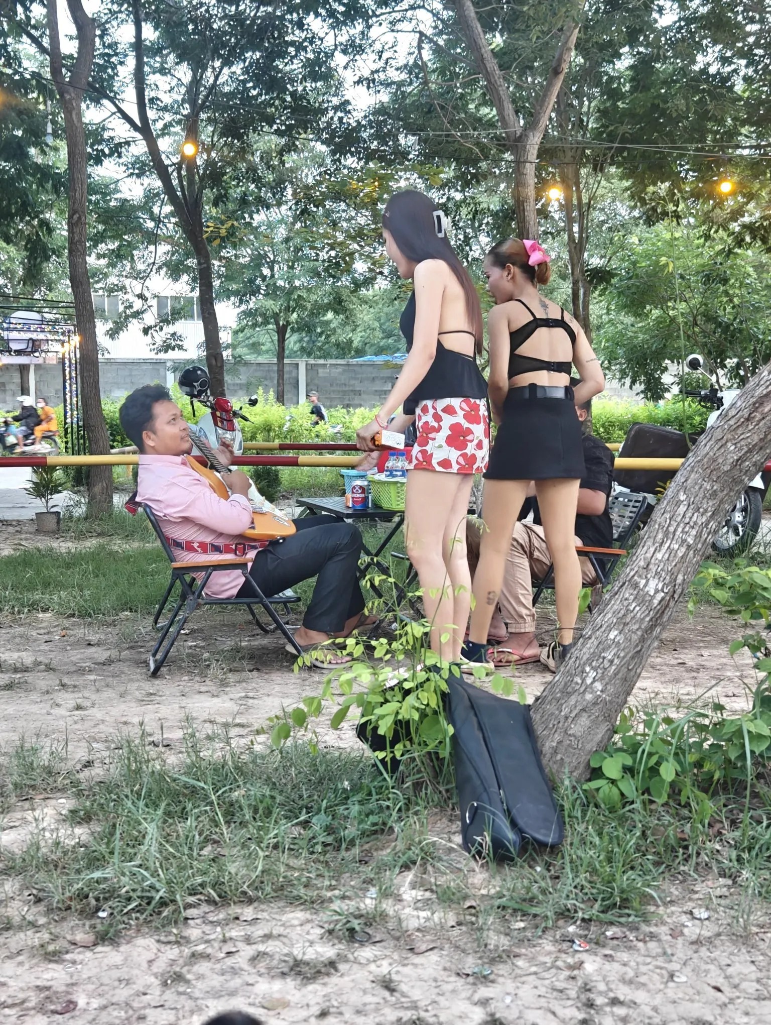 柬埔寨的酒吧，都是妹纸，而且还都比较漂亮。她们主要是跳舞助兴。一般在这里消费都是