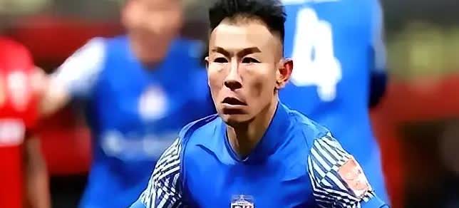 中场哨响，于汉超双手撑着膝盖，一个不稳差点倒地，这是真拼了啊！怪不得赛后