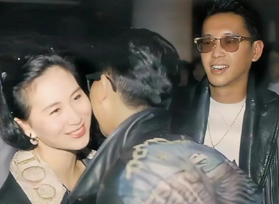何超琼、许晋亨和陈百强三人同框的画面。那时的许晋亨和陈百强的一样的帅气又儒雅，