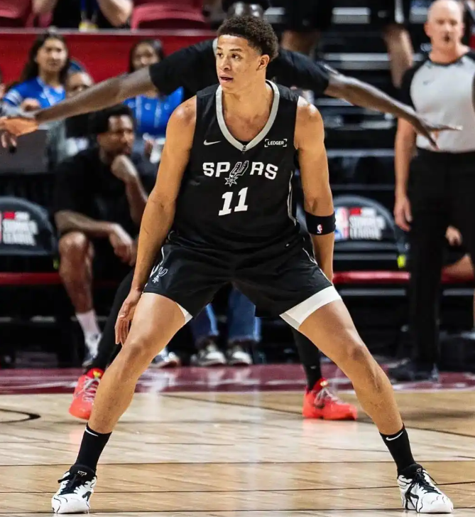 卡布这个新秀看了几场下来有个问题过度协防的问题有点严重了,特别是文班在场的时候