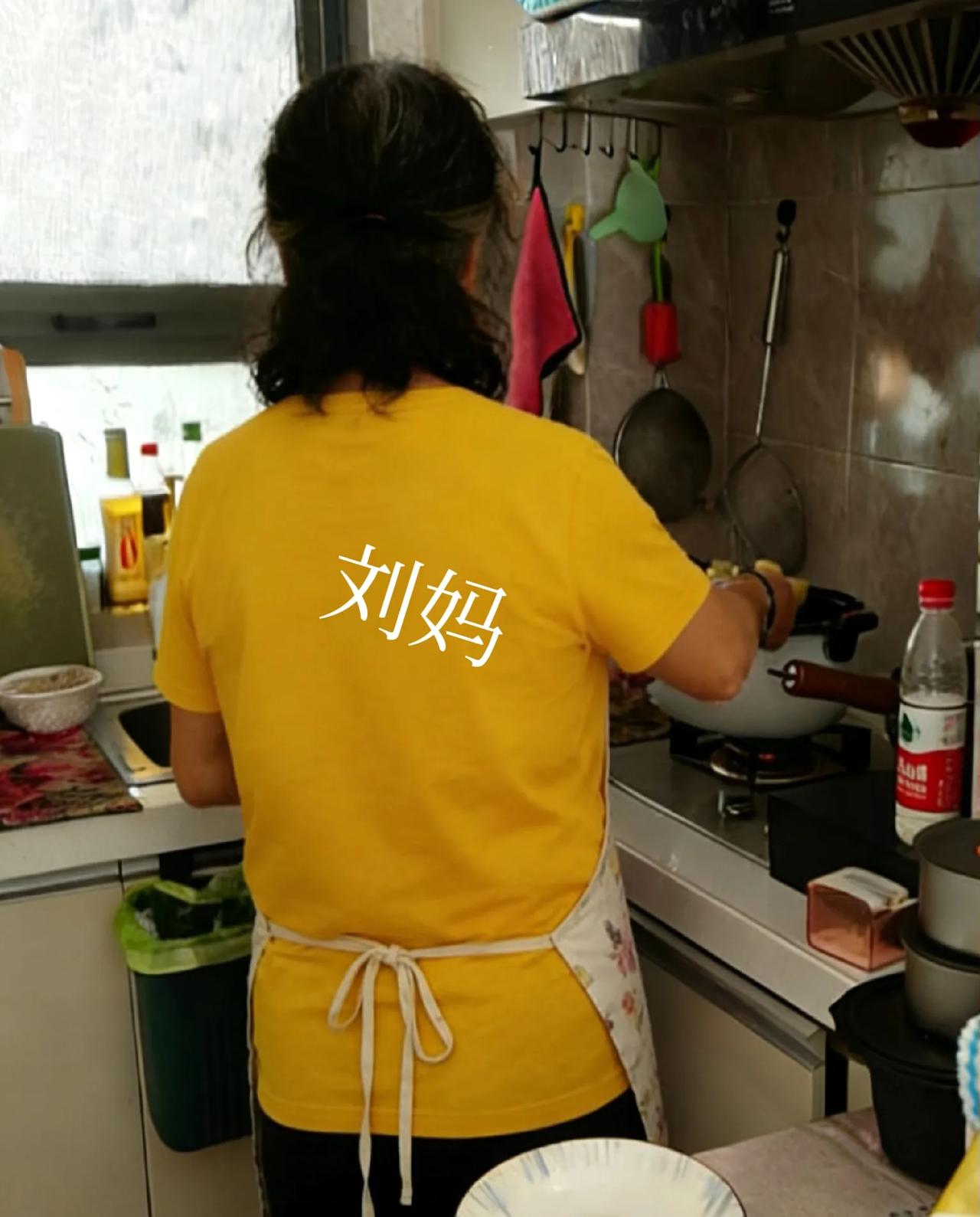 刘妈前天在什么多多拼菜下单的韭菜，4.99一斤。曼沙小市场跟附近超市里都是8块到