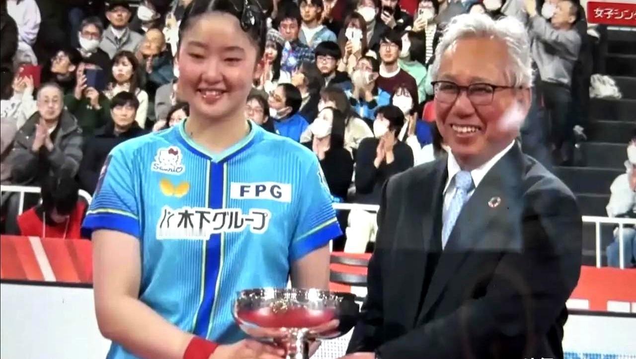 日本乒乓球这回真出了个狠角色。张本美和，才17岁。在日本全国锦标赛上，直接