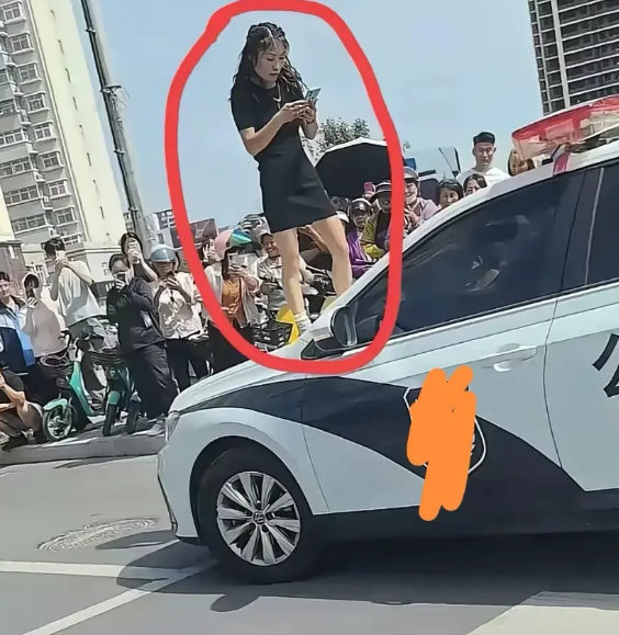一个39岁的女网红，违规停车被贴罚单。对于正常人来说，积极配合接受处罚就是了，毕