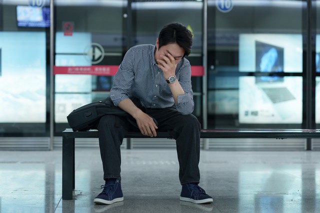 我老公的一个哥们，原先工资一万多，去年年底公司效益不好，他失业了。刚开始他找工作