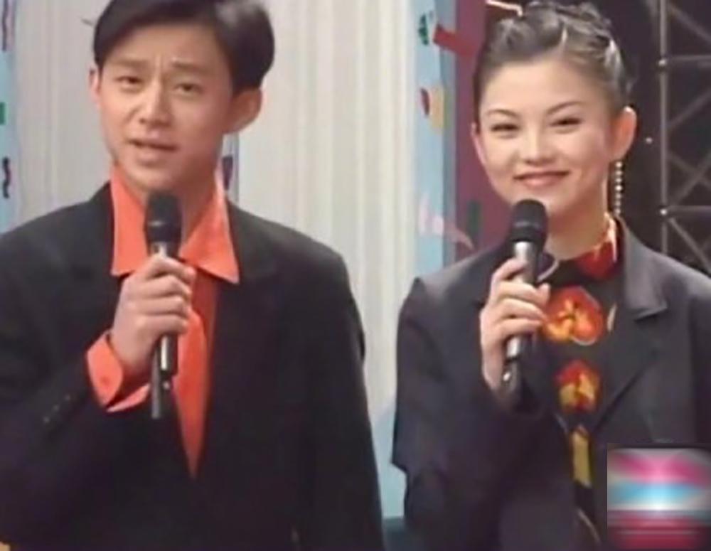 何炅与李湘往年同台，越往后面只见李湘长肉，不见何炅长个子。成年人就是这样，发福容