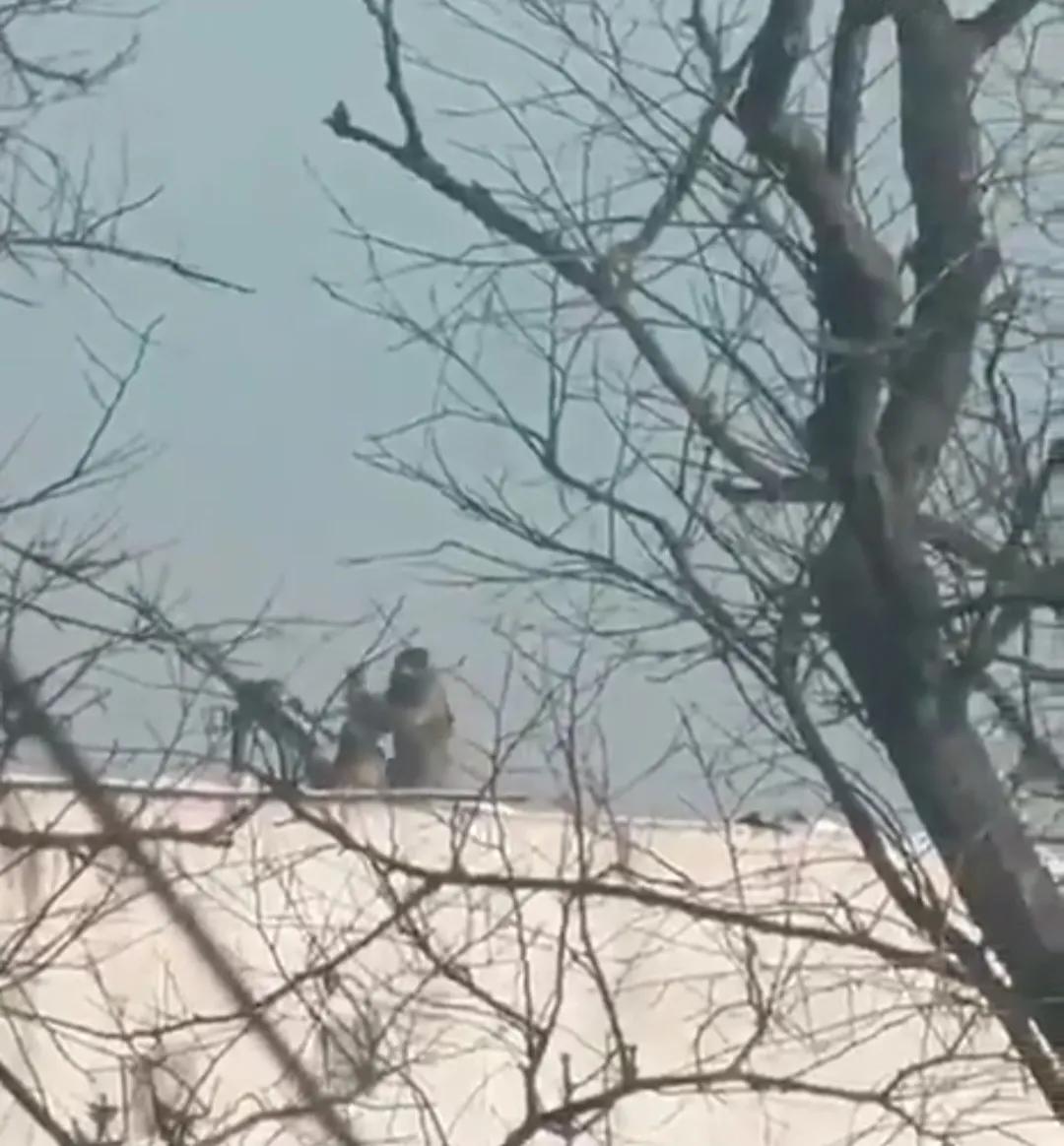 乌军防空小组在楼顶上用高射机枪打爆一架低空飞行的俄军BM-35无人机。这种战绩