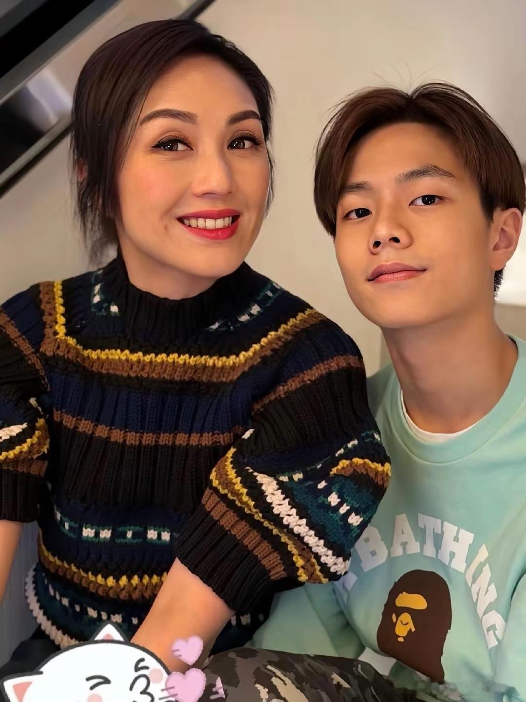 杨千嬅丁子高夫妇和14岁儿子一起在香港过年，儿子的长相很帅气，脸型五官长得好像爸