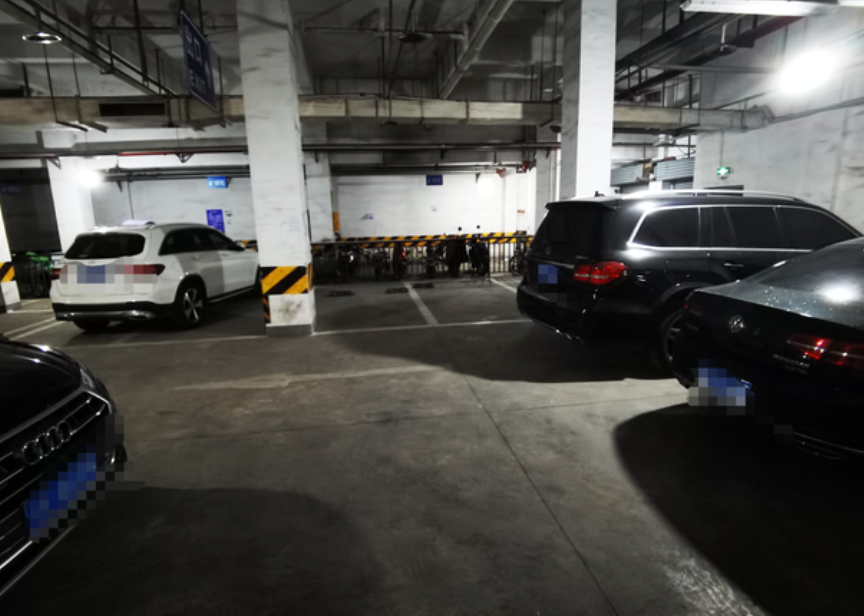 早上起来发现后面停了三辆车，倒了10几分钟，发现根本出不去，还在柱子上蹭了一下然