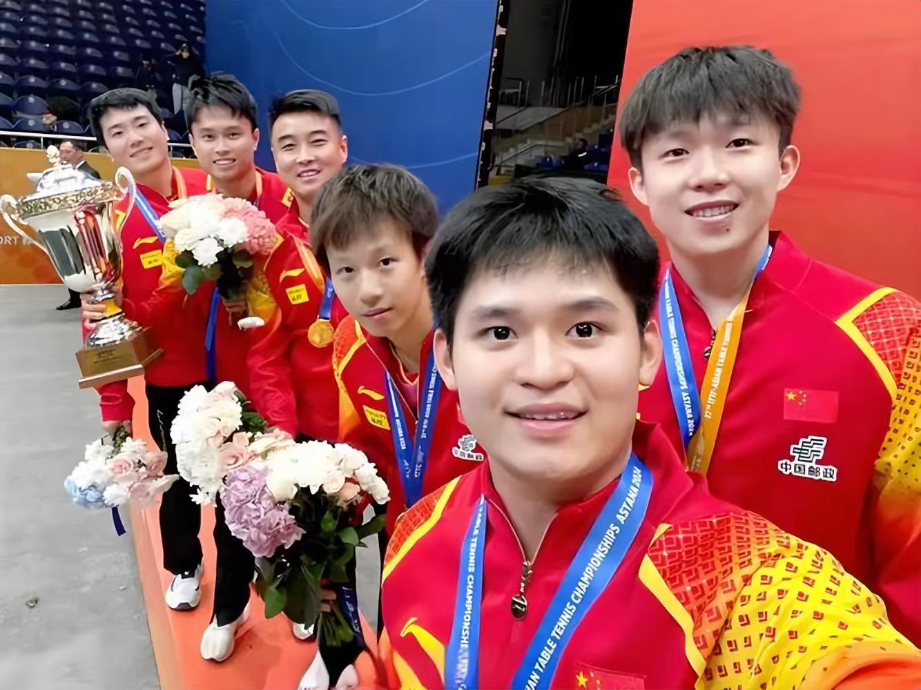 球迷：“前面那个，出来，咱们单挑一局。”林诗栋：“说我吗？”球迷：“不是你，我叫后面那个。”王楚钦：