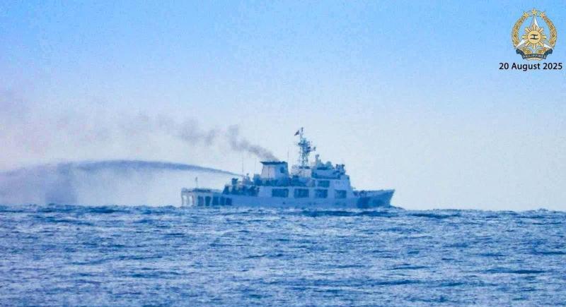 新加坡联合早报今日报道：“菲律宾海军在南中国海第二托马斯礁（即中国仁爱礁）和坐滩