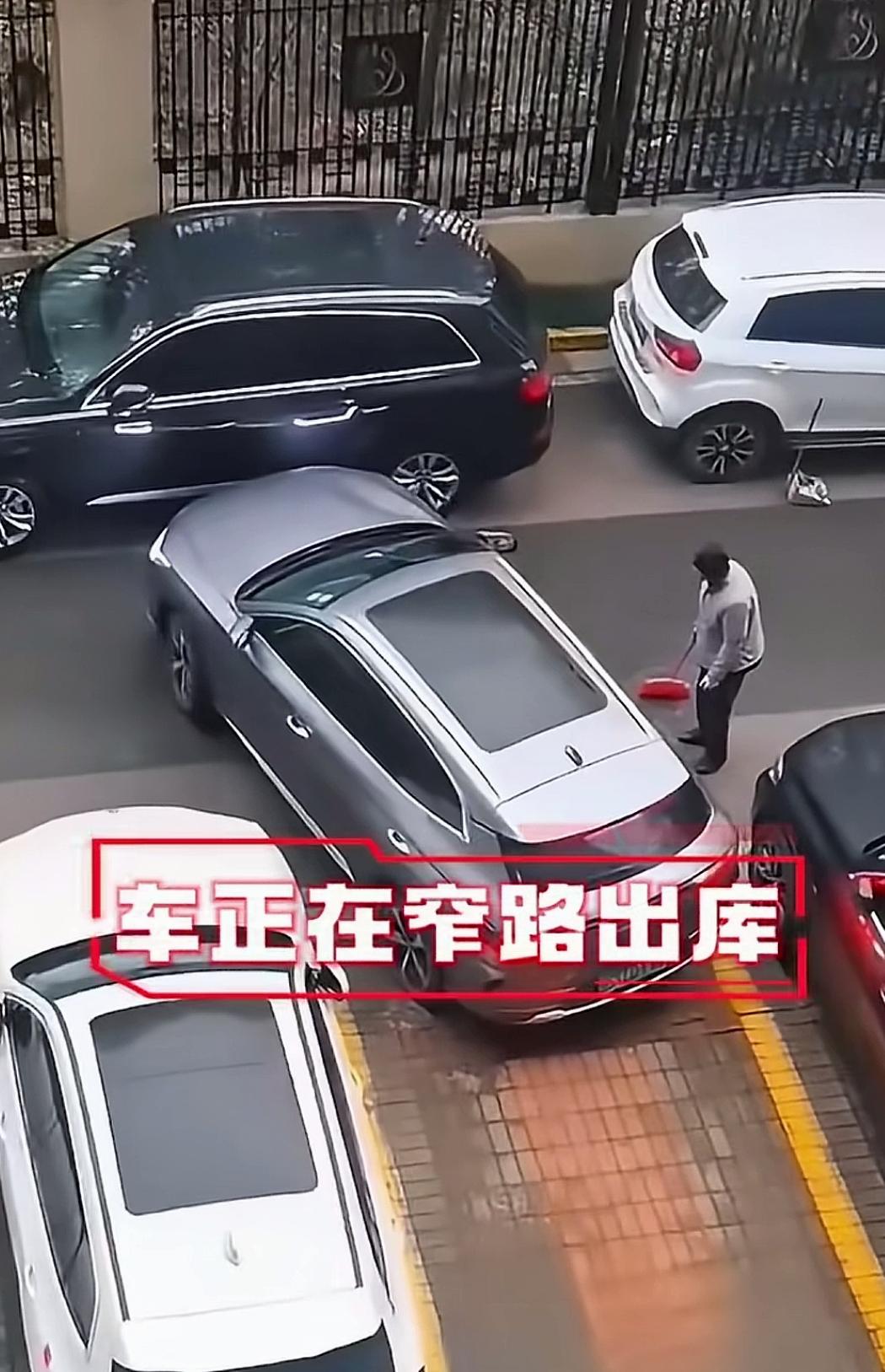 都不要吹牛！老司机看一看图中银色的车能不能从库中出来停车位前方有一排