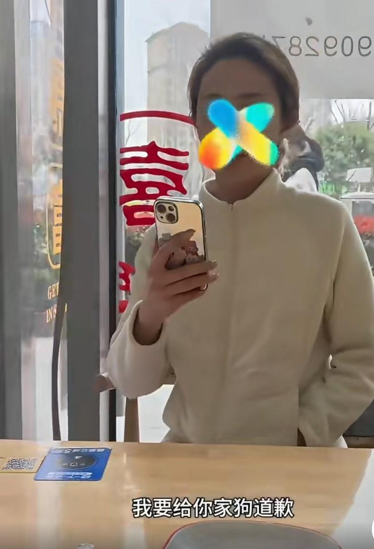 3月21日，陕西西安，餐馆内一名女子携狗入内，狗随即开始吠叫。男子向女子提出：“