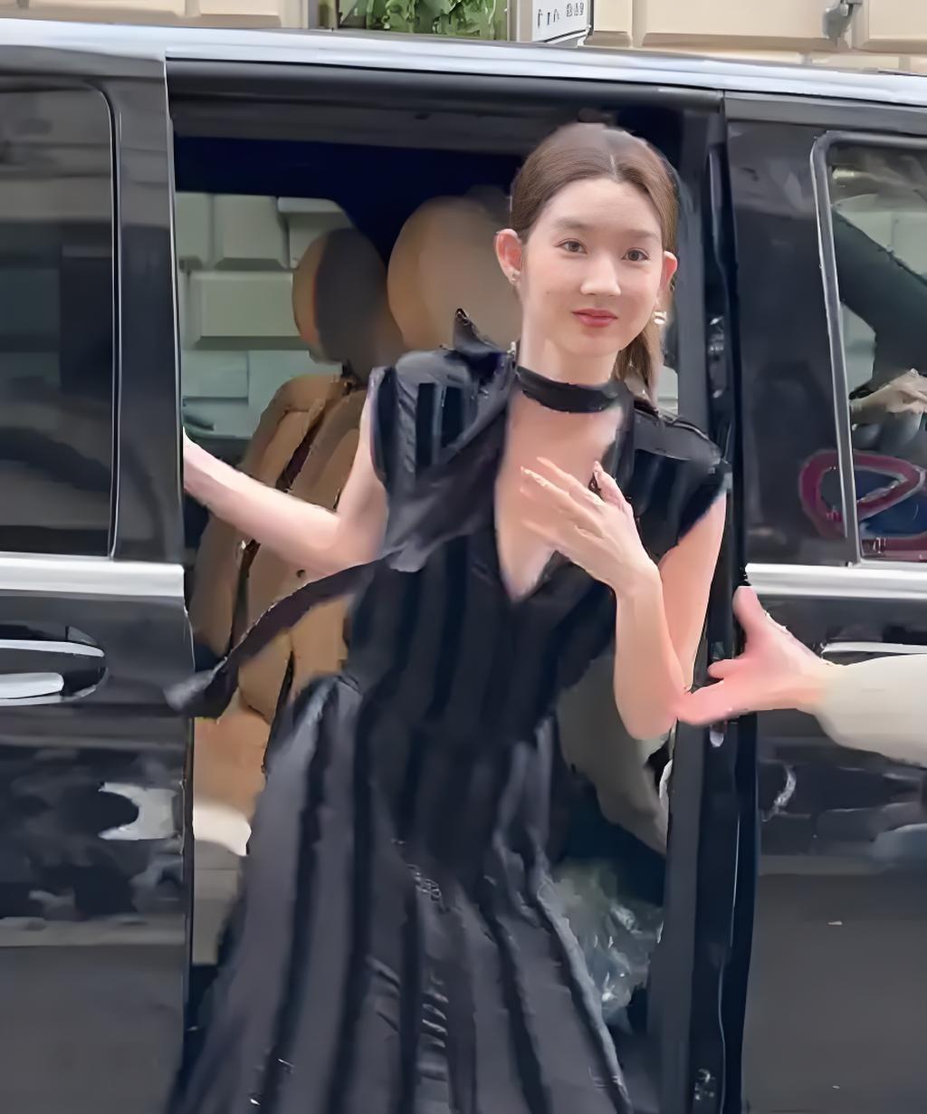近日，王玉雯现身米兰秀场外，身着精致服饰本欲惊艳亮相，却不慎在门口摔了一跤。她迅