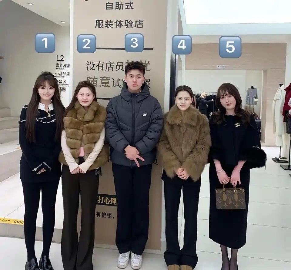 凭第一眼你觉得谁是这个男生的老婆？​​​