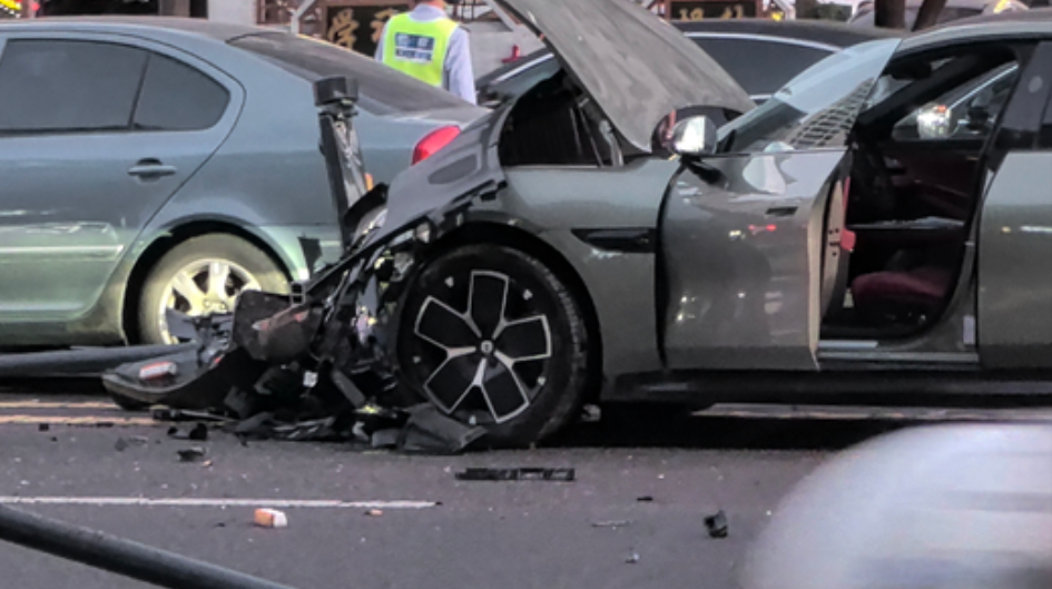 xiao米的安全性如何？蹭了护栏20米，最后前脸撞碎，气囊没弹出20W的小米