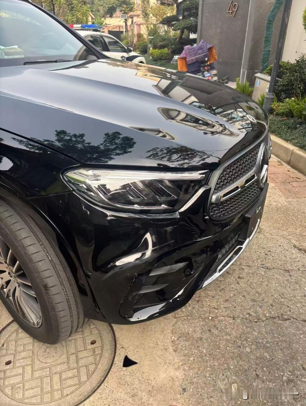 办公室李主任终于体会到他的奔驰的豪！李主任提车不到一周，在小区被前车倒车撞了一