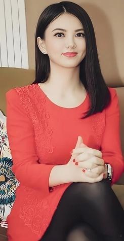 哈尔滨的寒风中，一场高端社交活动温暖如春。李湘与王岳伦这对离异夫妇，尽管各自忙碌