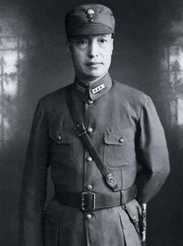 1950年，36军军长刘万春接到通知到北京参加会议，可是刚下车，就看到几名全