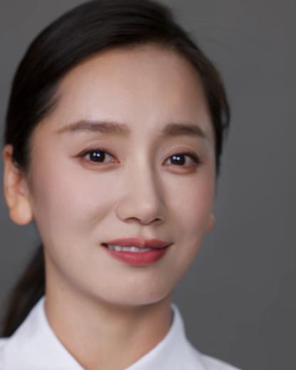 不过就是去年才摆个酒，离谱得让我直看愣了。董晴和戚九洲，走了十几年，不靠炒作