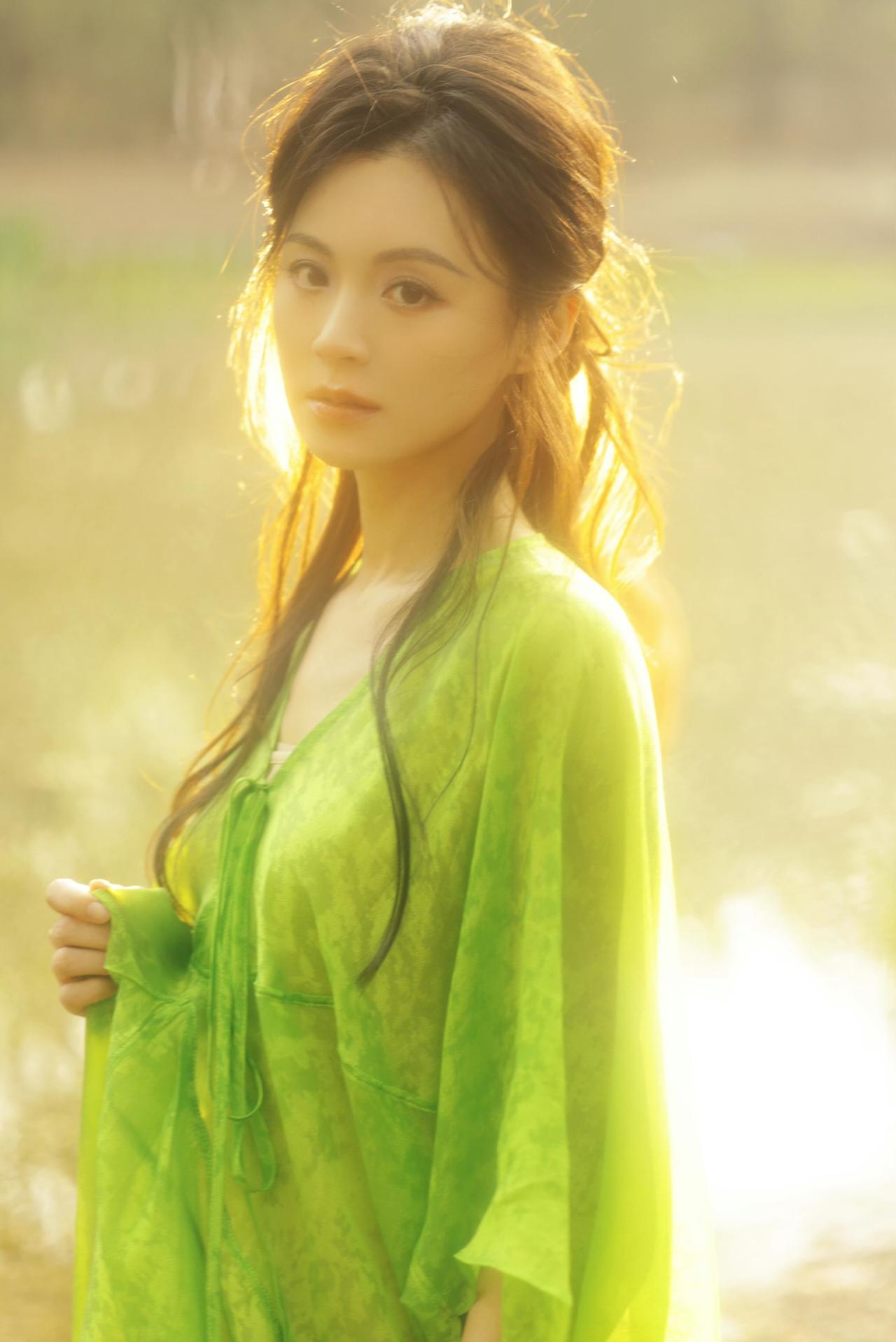 风过花田，光影漫过肩头。一身青衫，赴一场春日的温柔邀约。