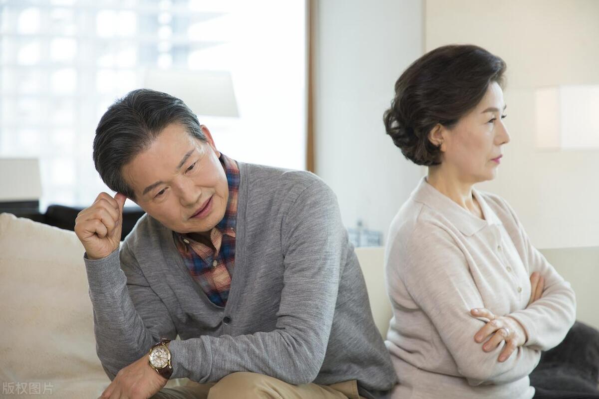 我同事的爸妈最近在闹离婚，身边人都劝她妈妈，都60多岁了，没几年活头儿了，将就过