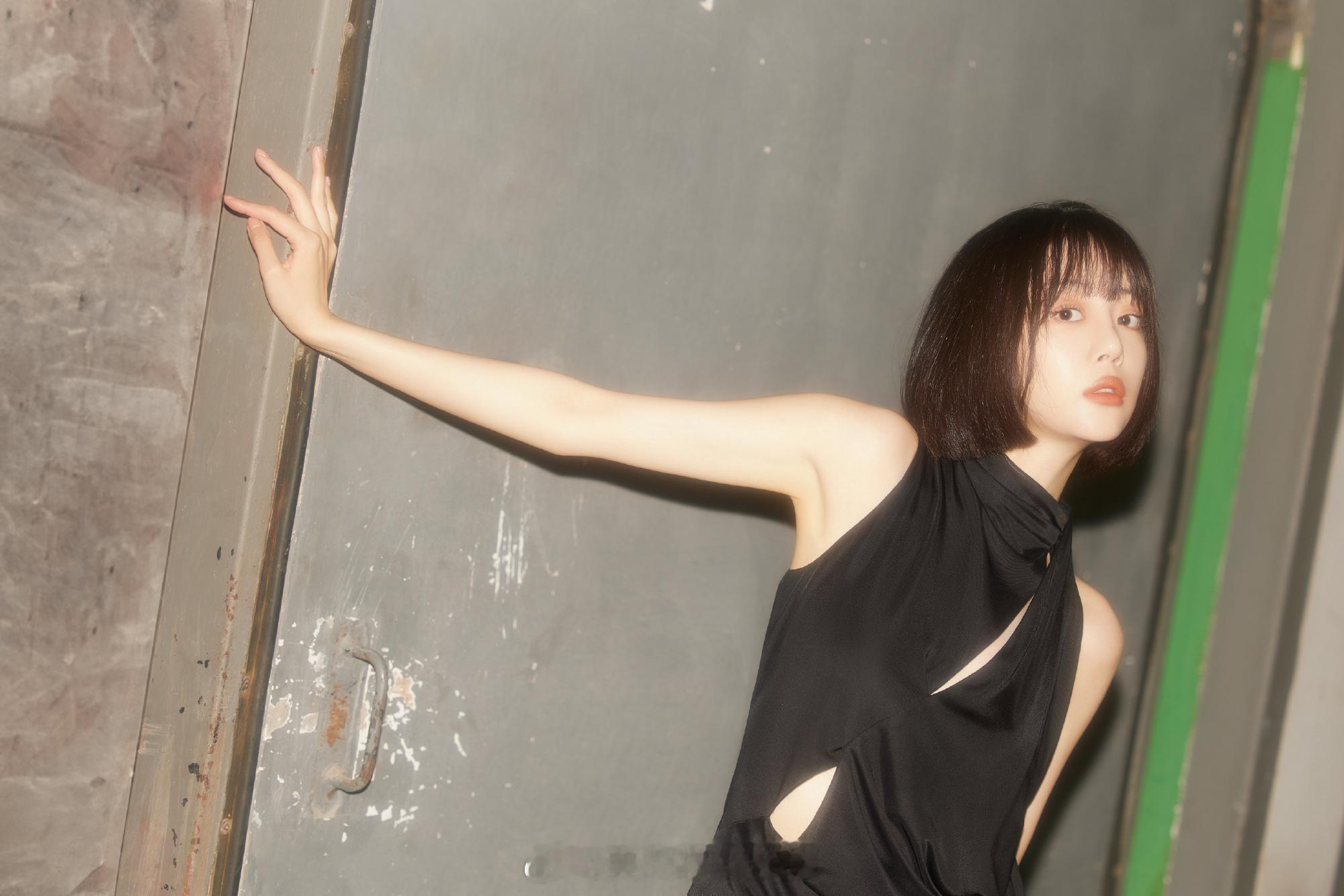 李溪芮黑色酷感穿搭风格写真大片