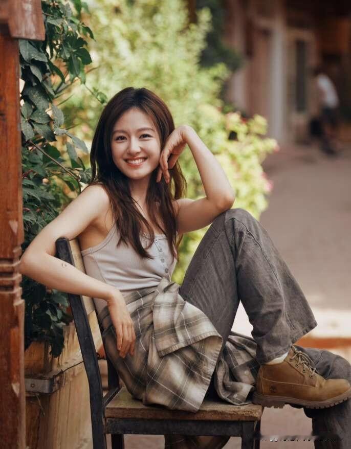 这是90后女演员里拥有最漂亮眼睛的一个女演员，她的长相很富态，比白鹿还要有气质，