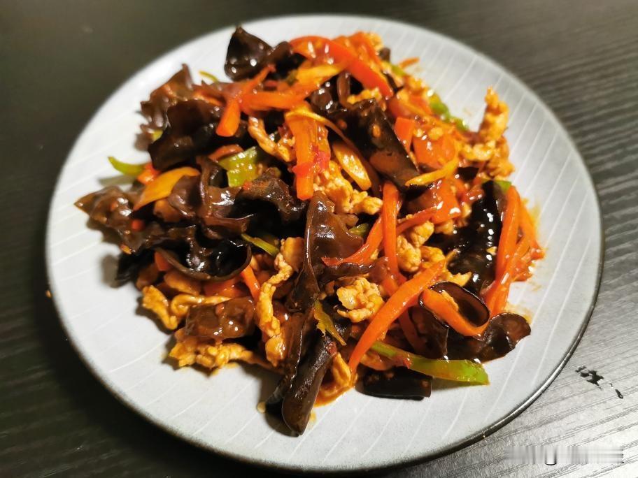 超级下饭菜——鱼香肉丝！很多人做鱼香肉丝，第一步就错，难怪肉又老又柴，怎么炒