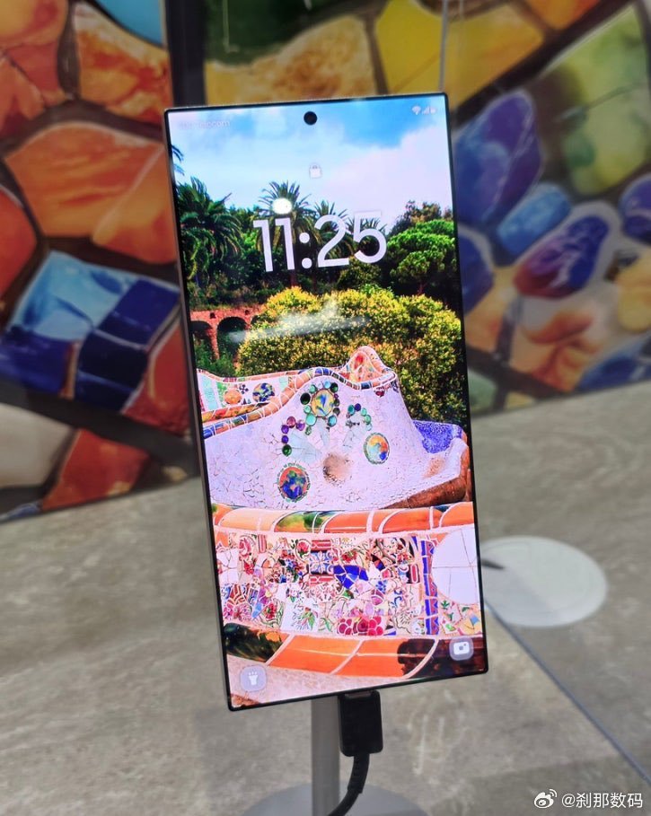 三星展示了一款搭载超窄、且四边等窄边框屏幕的机型。