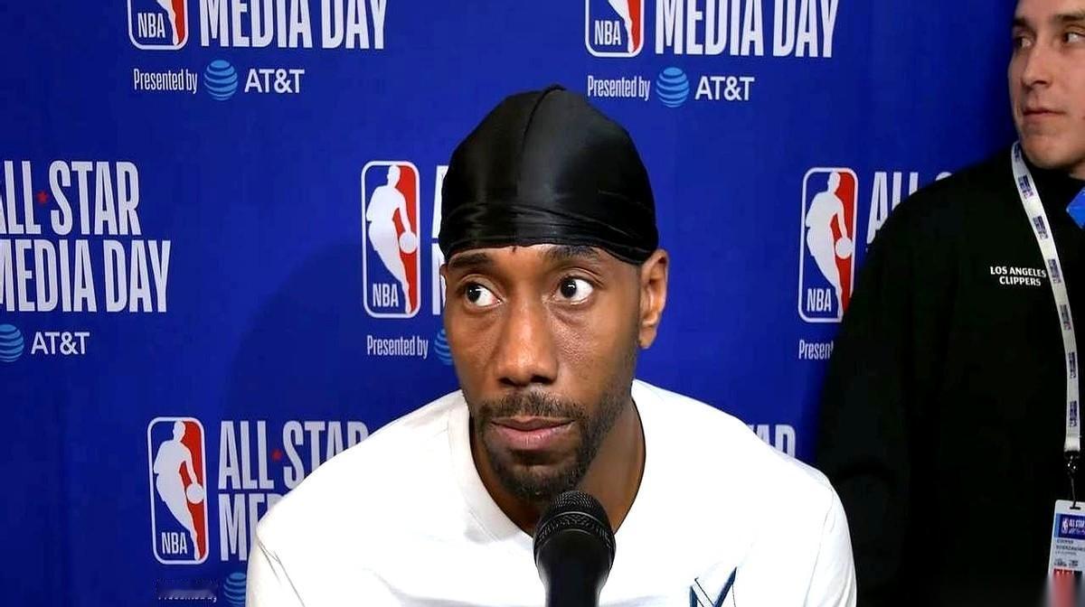 2026年全明星赛，勒布朗·詹姆斯，21年来第一次，从替补席上站了起来。整个球