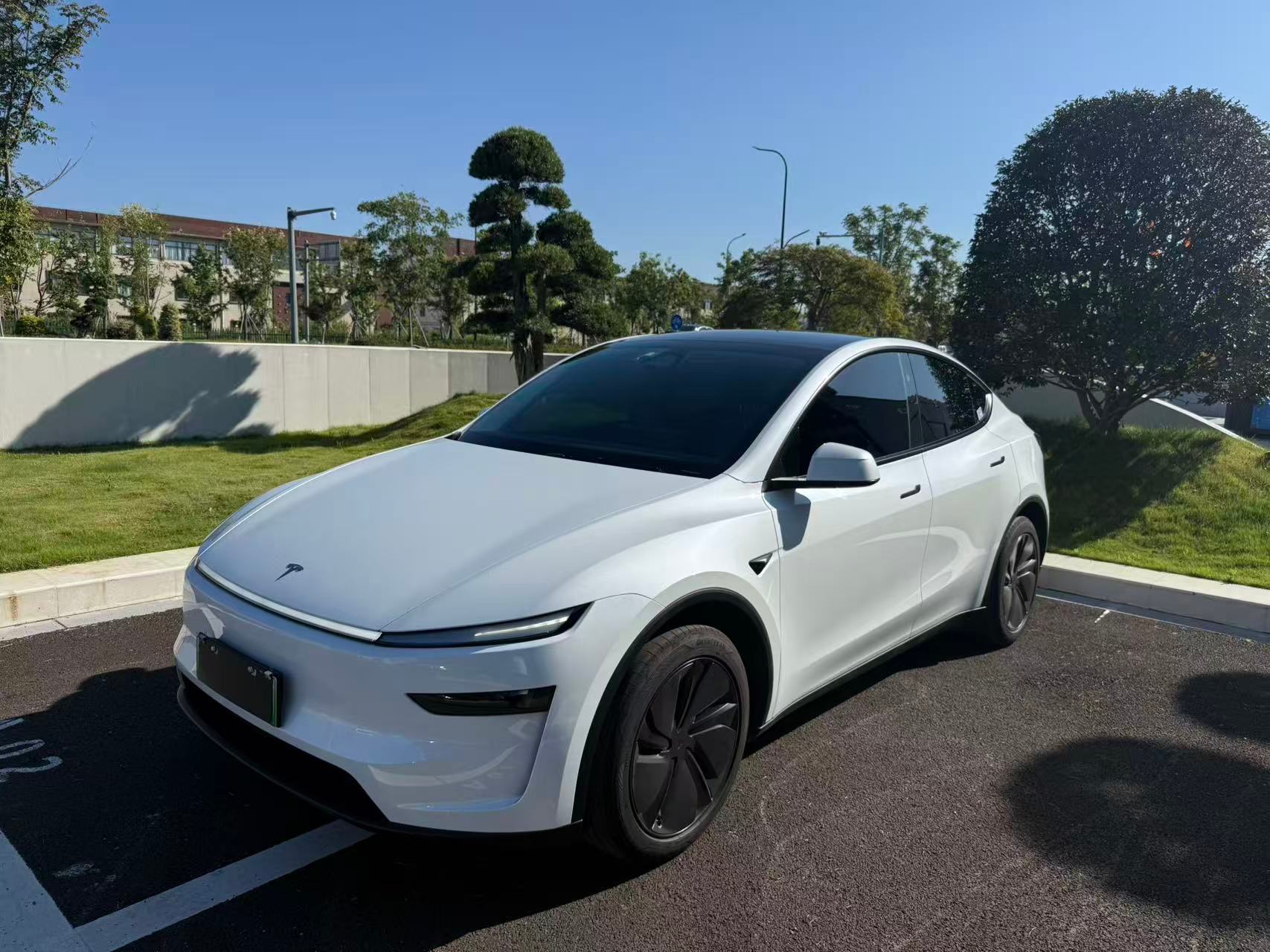 特斯拉ModelY刚上牌2个月，原车主就开始任性了，开了还不到900公里[裂开