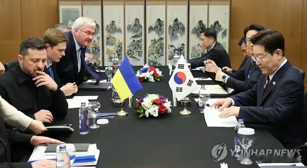 韩国李在明的火气真大。韩国的李在明很急躁，就是两件不大的事，反应却