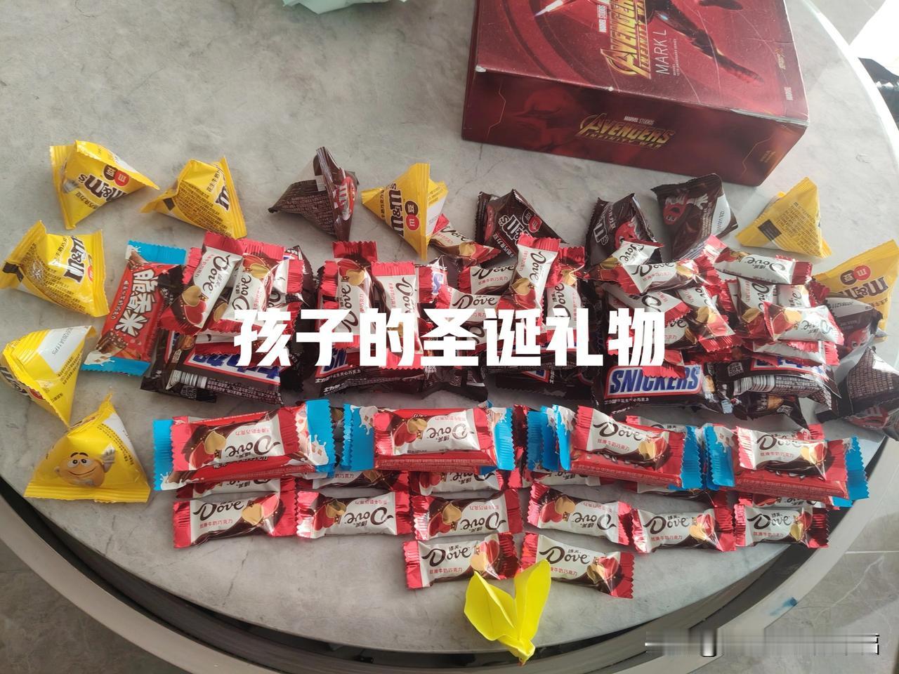 我在东方甄选买的巧克力大礼包收到了，送孩子的圣诞节礼物。还有一个心形的圣诞巧克力