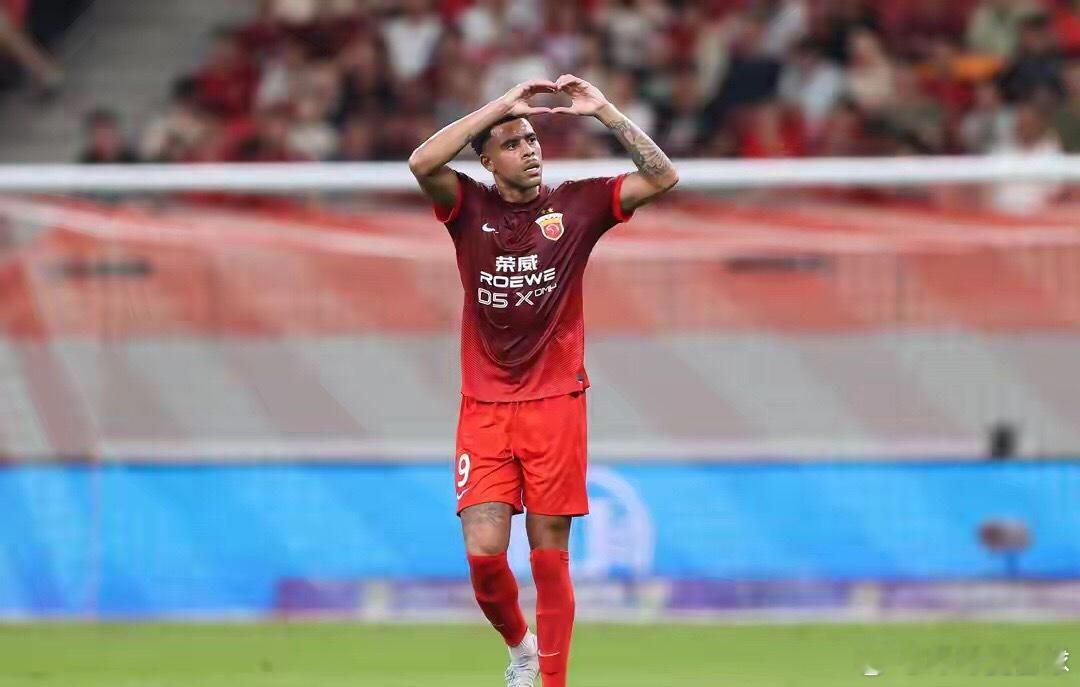 海港中锋离队遭疯抢，免签卢永涛补中场，泰山获青训补偿中超转会市场好戏连台，上海海