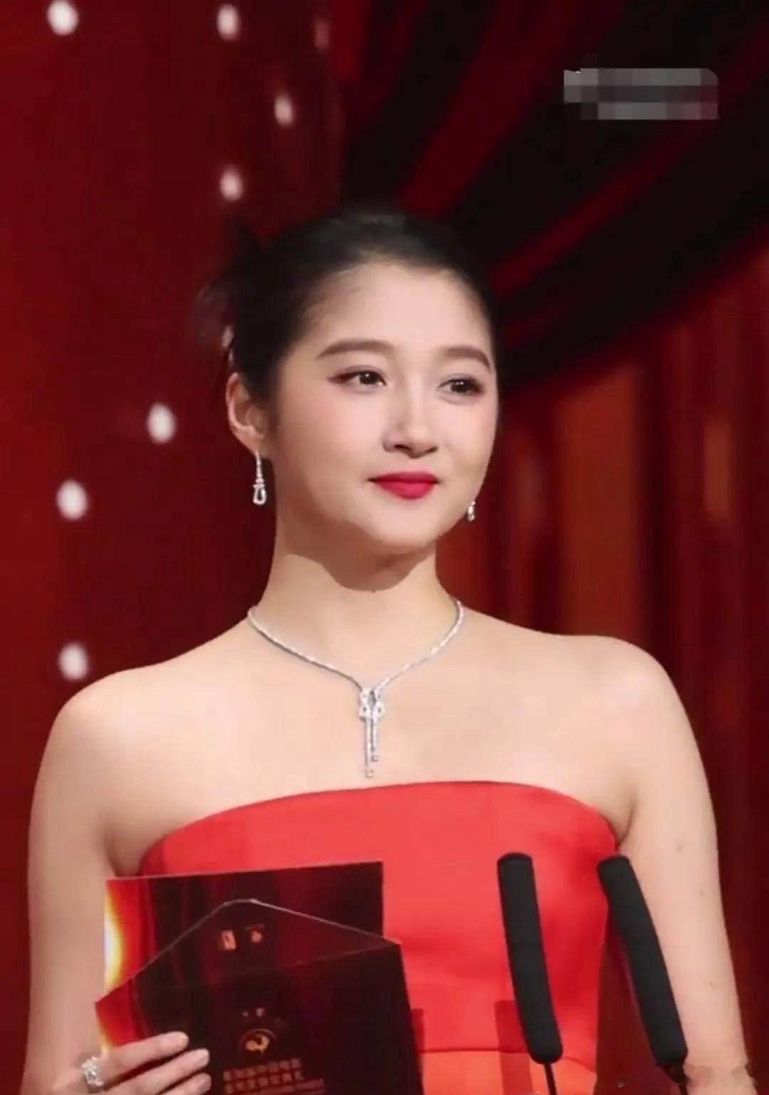 知道关晓彤挺壮实，没想到这么显壮，其实她不胖，就是骨架大，不过这样更加的有女人味