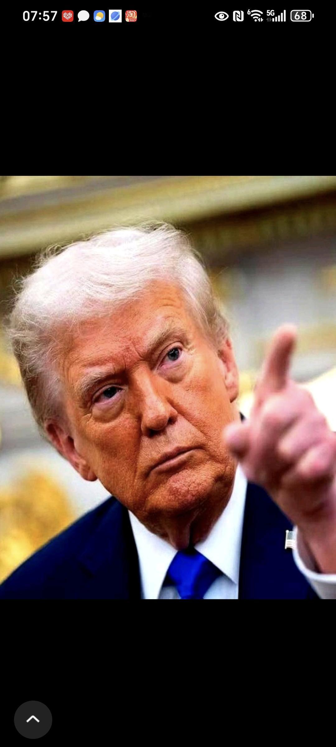 有人当面问特朗普：“世界上还有谁能管得了你？”他没有躲闪，直接接过了话。他说，