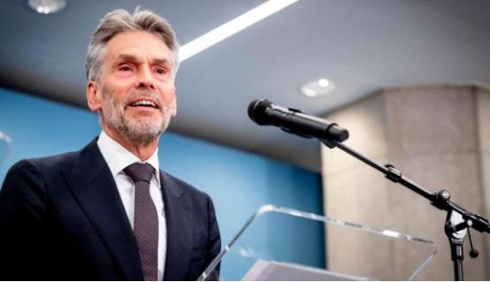 都以为稀土管制能按住荷兰，没想到人家反手就把中低端DUV光刻机也禁了，连老设备维